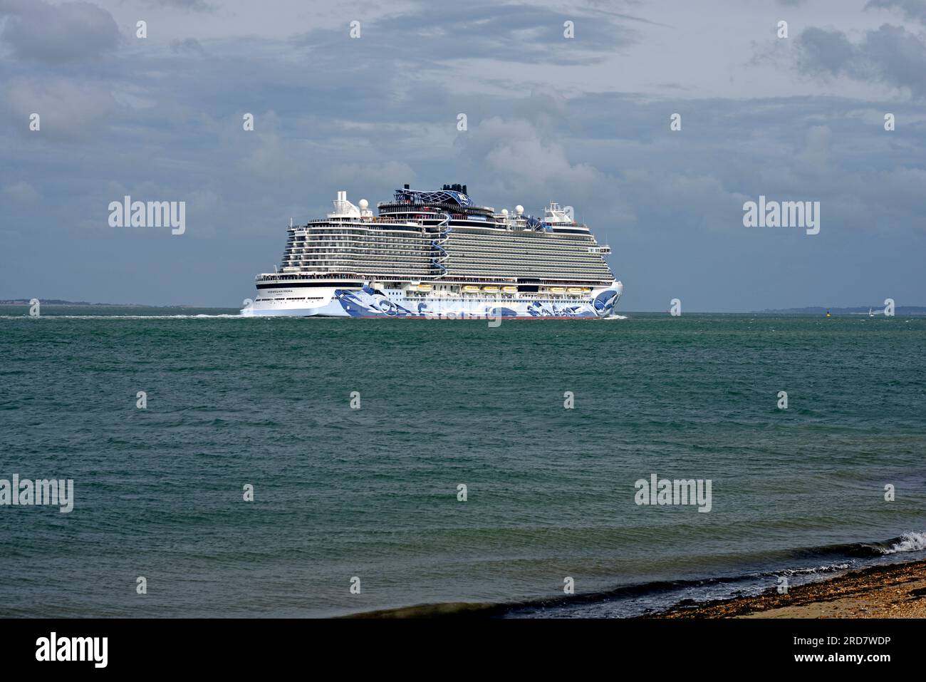 Il Cruise Liner Norwegian prima passa davanti al Calshot Castle, lasciando Southampton Water ed entrando nel Solent. E' diretta a Zeebrugge. Foto Stock