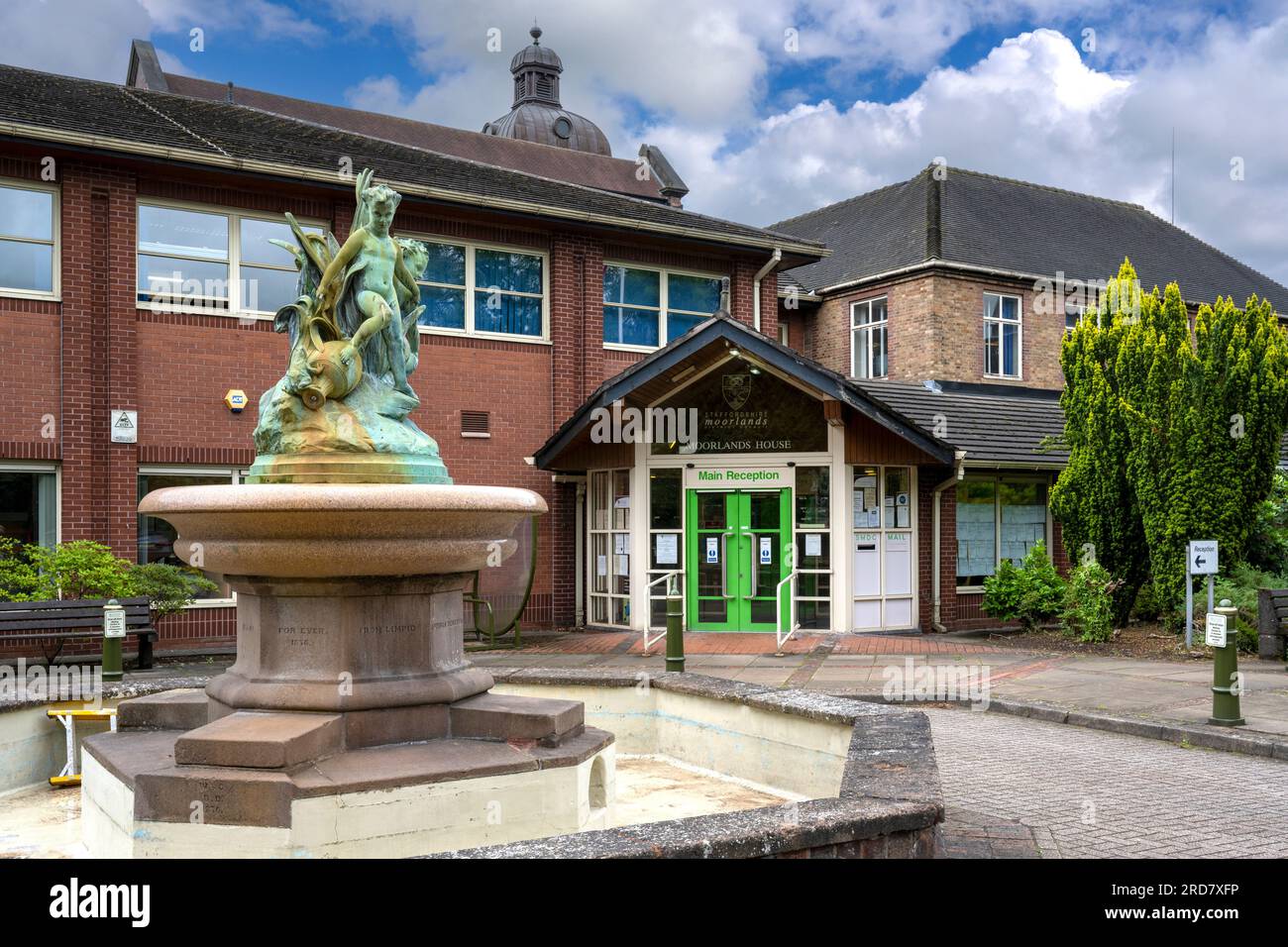 Statua di bronzo all'esterno dell'ingresso agli uffici del Consiglio distrettuale di Staffordshire Moorlands, Stockwell Street, Leek, Staffordshire, Inghilterra, REGNO UNITO. Foto Stock