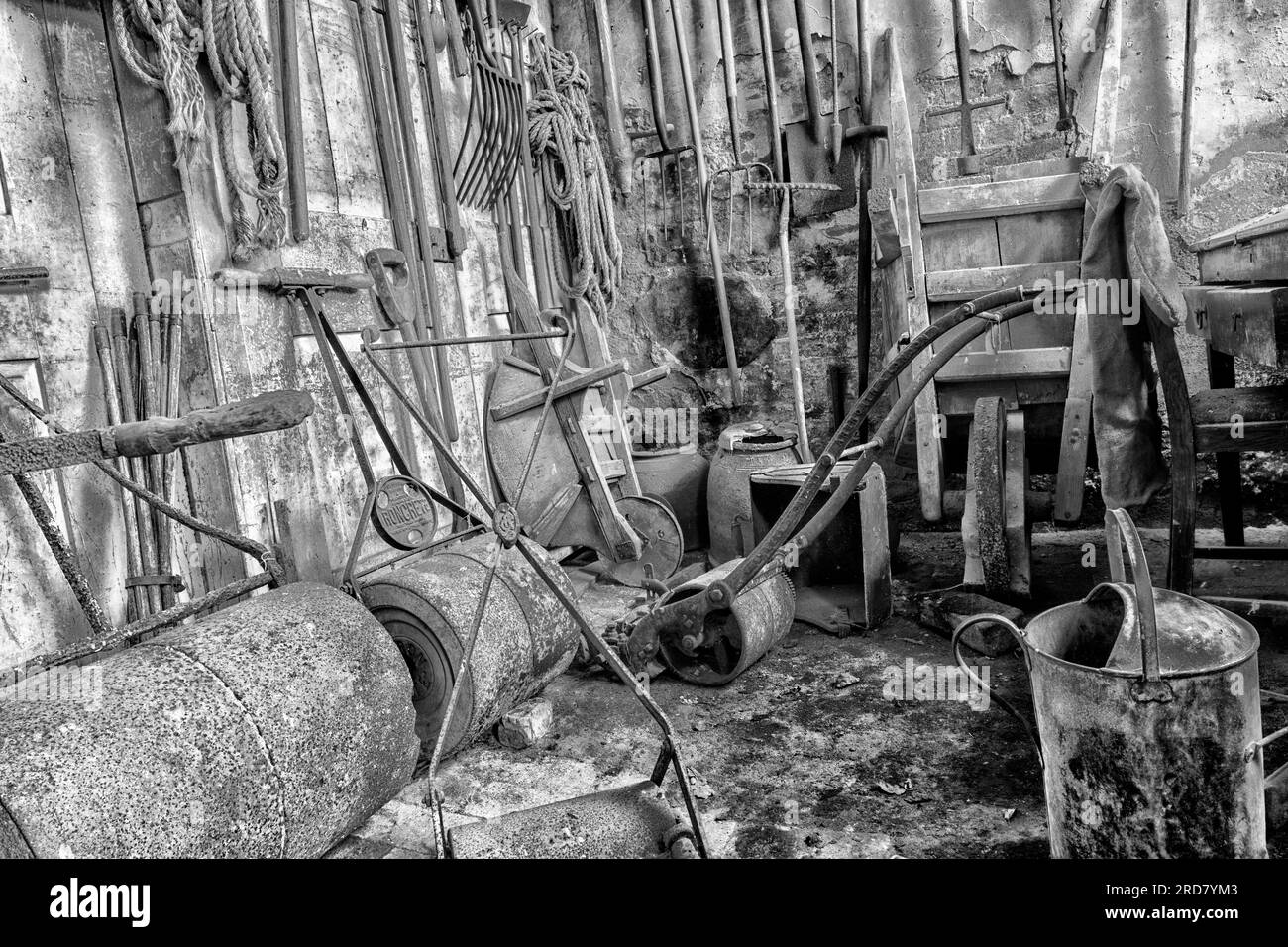 Abbazia di Calke - proprietà del National Trust - Ticknall, Derbyshire, Inghilterra, Regno Unito - interno di un giardino d'epoca con vecchi attrezzi da giardinaggio Foto Stock