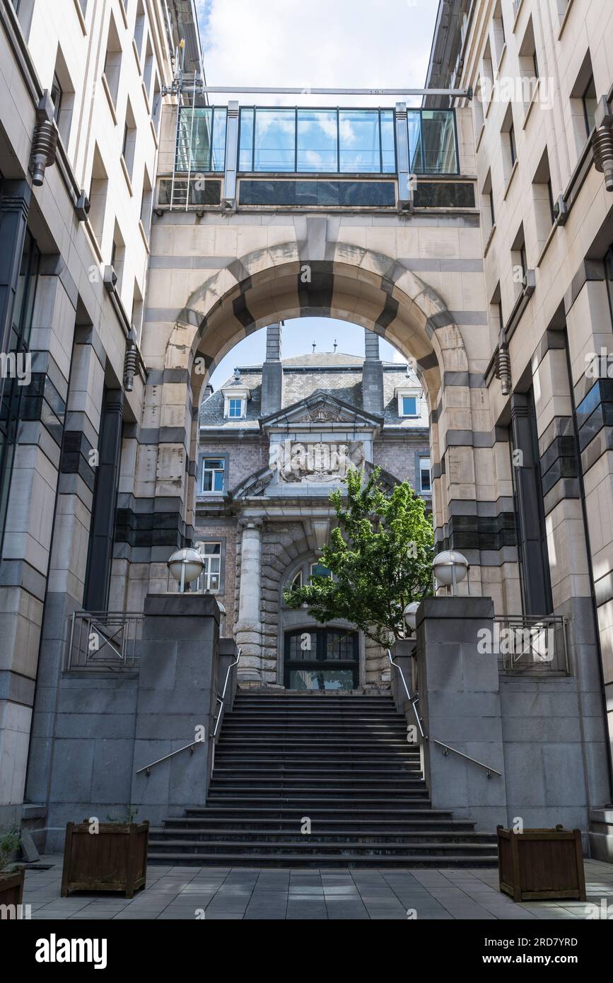 Architettura tradizionale collegata a un moderno ponte di vetro, Bruxelles, Belgio Foto Stock