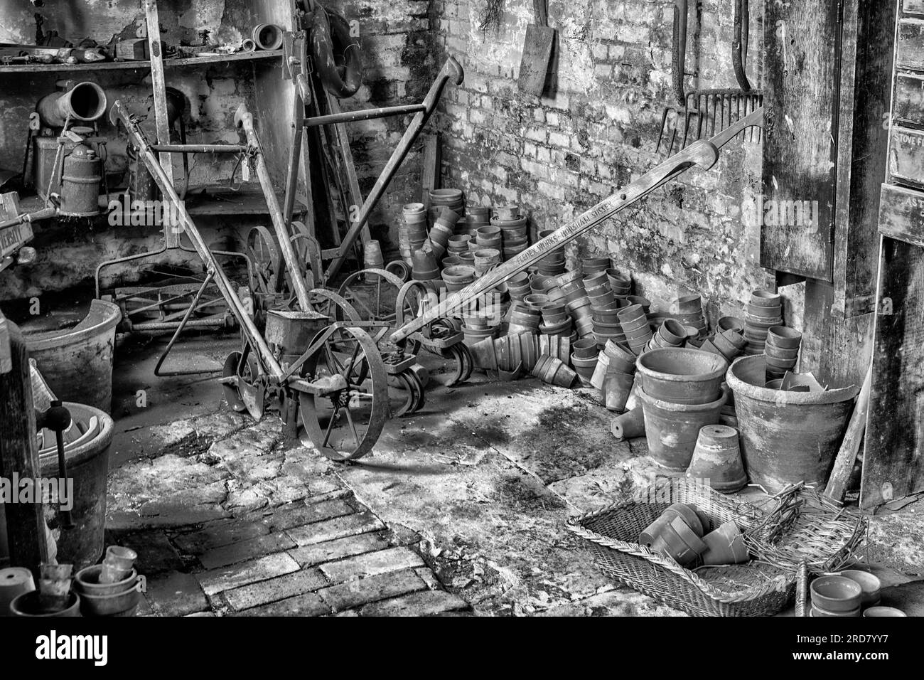 Abbazia di Calke - proprietà del National Trust - Ticknall, Derbyshire, Inghilterra, Regno Unito - interno di un giardino d'epoca con vecchi attrezzi da giardinaggio Foto Stock