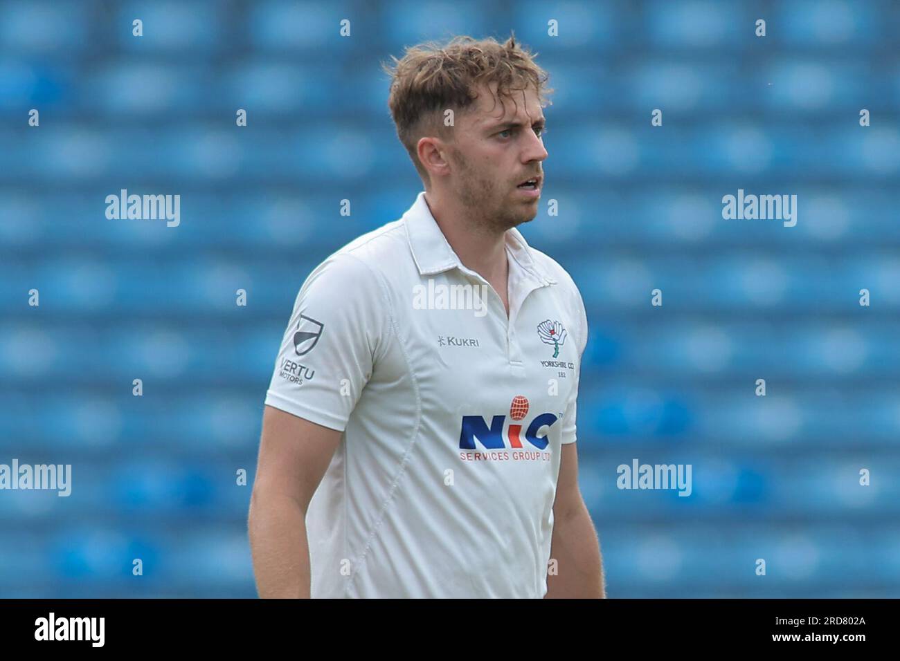 Clean Slate Headingley Stadium, Leeds, West Yorkshire, Regno Unito. 19 luglio 2023. Yorkshire County Cricket Club contro Sussex County Cricket Club nello scontro del campionato LV= Insurance County al Clean Slate Headingley Stadium. Ben Coad of Yorkshire County Cricket Club credito: Touchlinepics/Alamy Live News Foto Stock
