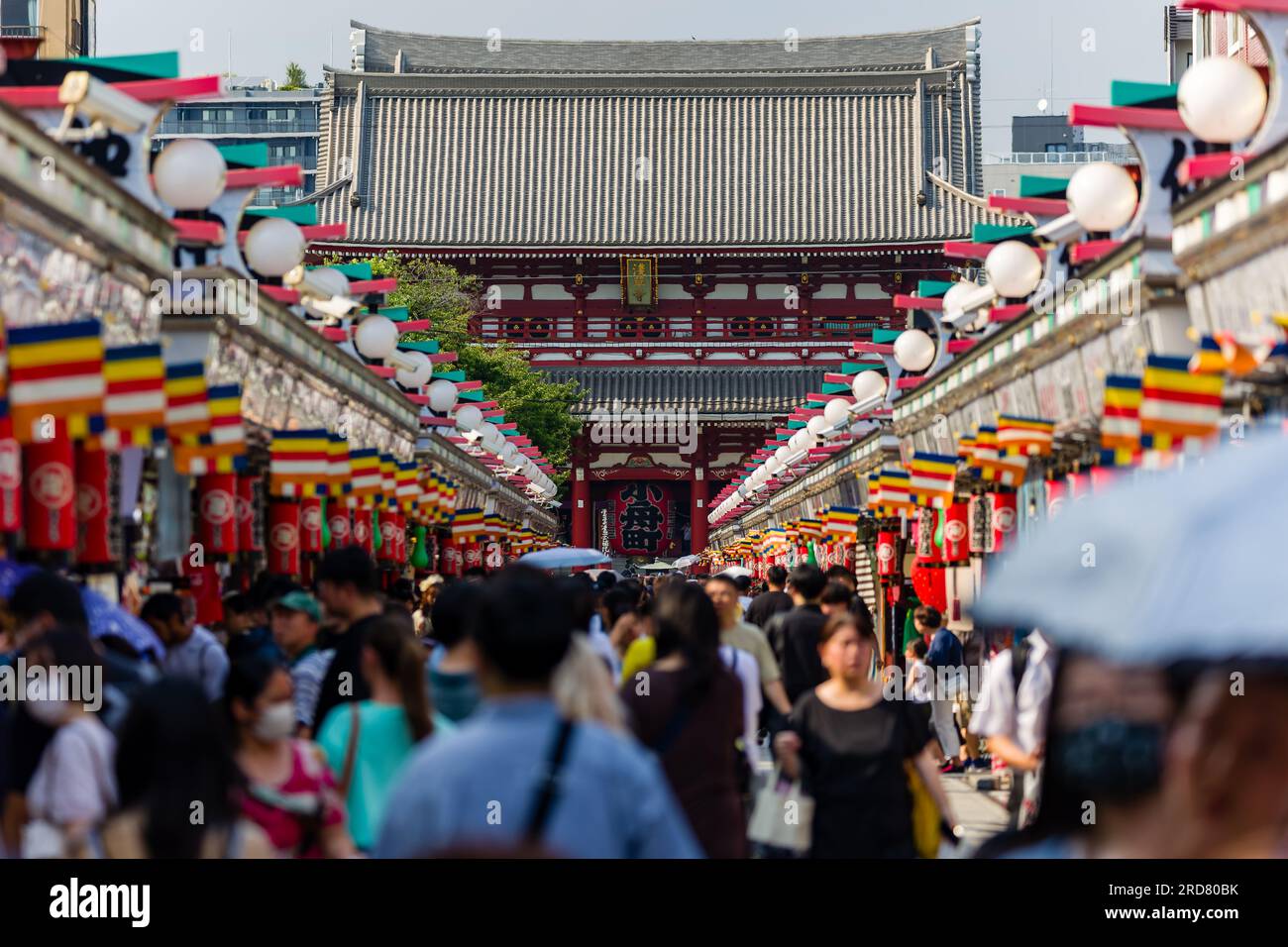 TOKYO, GIAPPONE - 18 LUGLIO 2023: Grande folla di persone intorno alla via Nakamise-dori e al tempio Sensoji nella zona di Asakusa a Tokyo Foto Stock