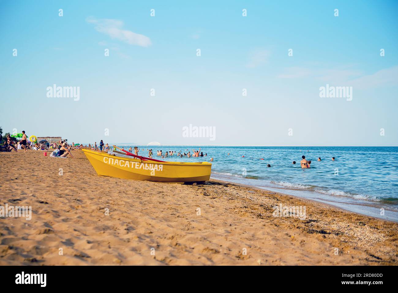 Kerch Crimea 07 18 2023 - Estate, spiaggia della città, barca gialla di salvataggio con l'iscrizione bagnino sulla spiaggia. Mar Nero in Crimea, vista della Crimea Foto Stock