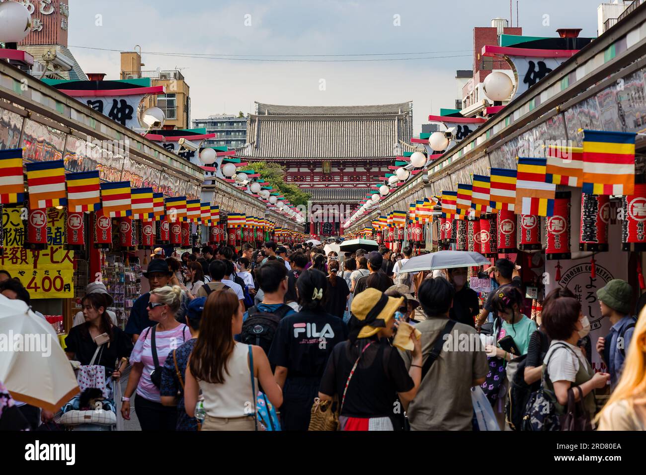 TOKYO, GIAPPONE - 18 LUGLIO 2023: La folla di turisti e abitanti del luogo imballa via Nakamise Dori verso il tempio senso-ji ad Asakusa, Tokyo Foto Stock