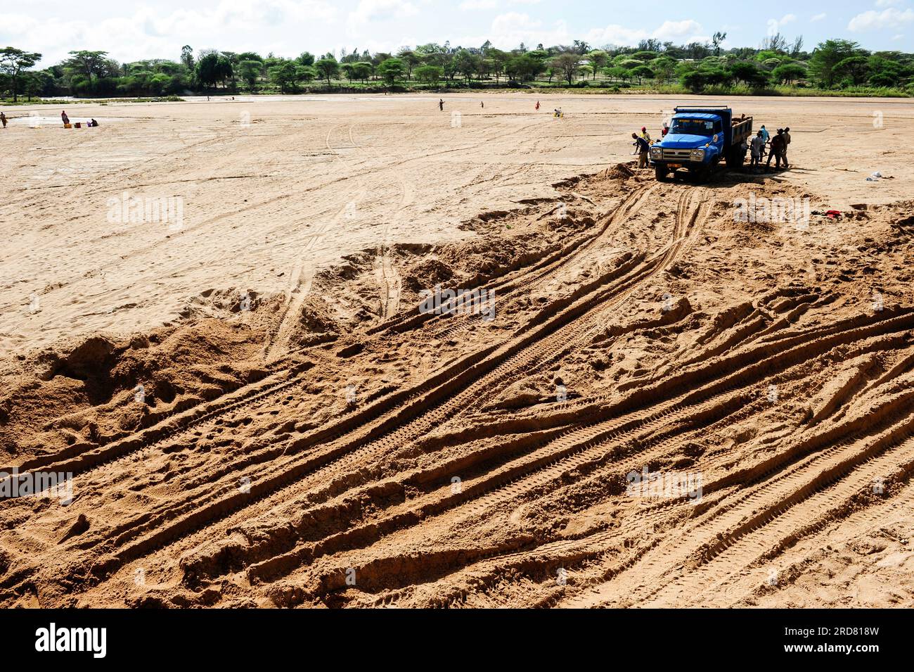 TANZANIA, Kondoa, operaio tira fuori la sabbia dal letto del fiume per la costruzione / TANSANIA, Kondoa, Arbeiter holen Sand fuer Hausbau aus einem trockenen Flussbett Foto Stock