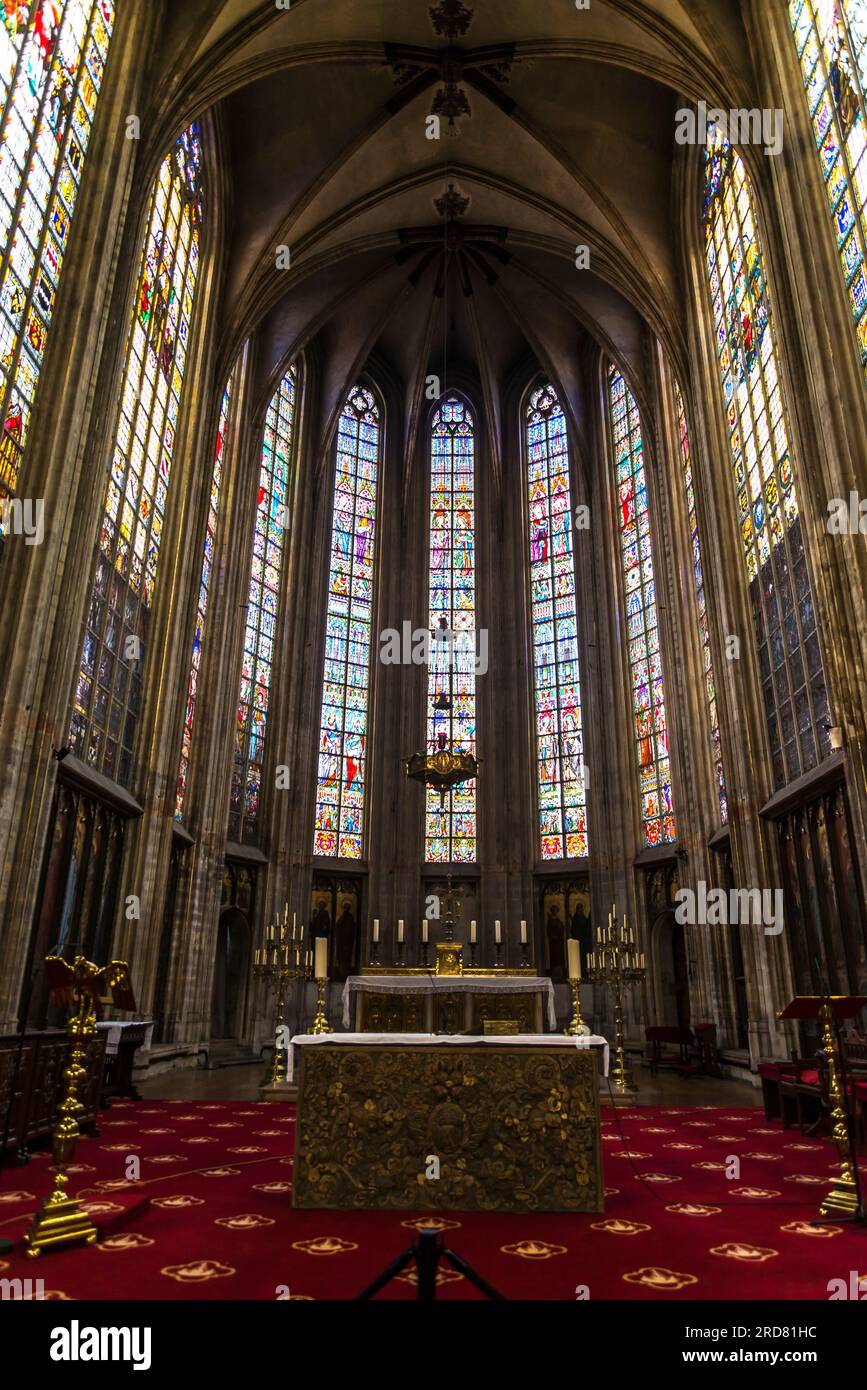 Il Coro e l'altare maggiore, la Chiesa di nostra Signora delle vittorie al Sablon, una chiesa cattolica romana costruita in stile gotico nel XV secolo, Bruxelles Foto Stock