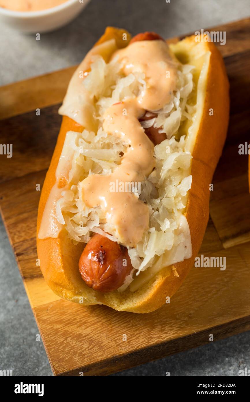 Hot Dog Reuben fatto in casa con crauti in stile Kansas City Foto Stock