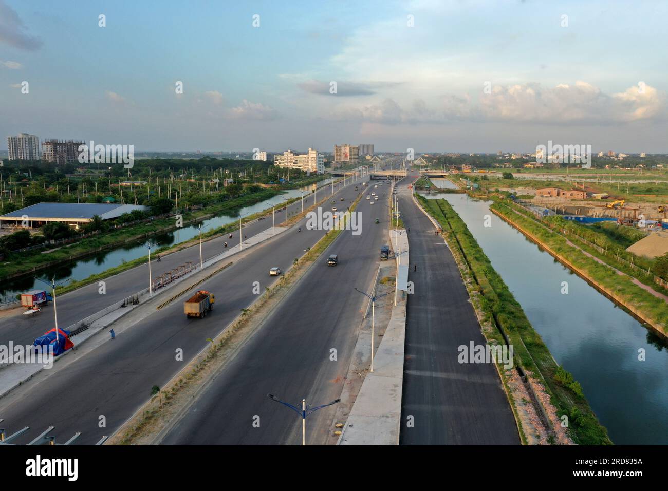 Dhaka, Bangladesh - 19 luglio 2023: La Purbachal Expressway (300 piedi di strada) è una superstrada lunga 12,5 chilometri e larga otto corsie a Dacca, Banglade Foto Stock