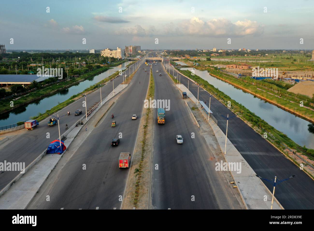 Dhaka, Bangladesh - 19 luglio 2023: La Purbachal Expressway (300 piedi di strada) è una superstrada lunga 12,5 chilometri e larga otto corsie a Dacca, Banglade Foto Stock