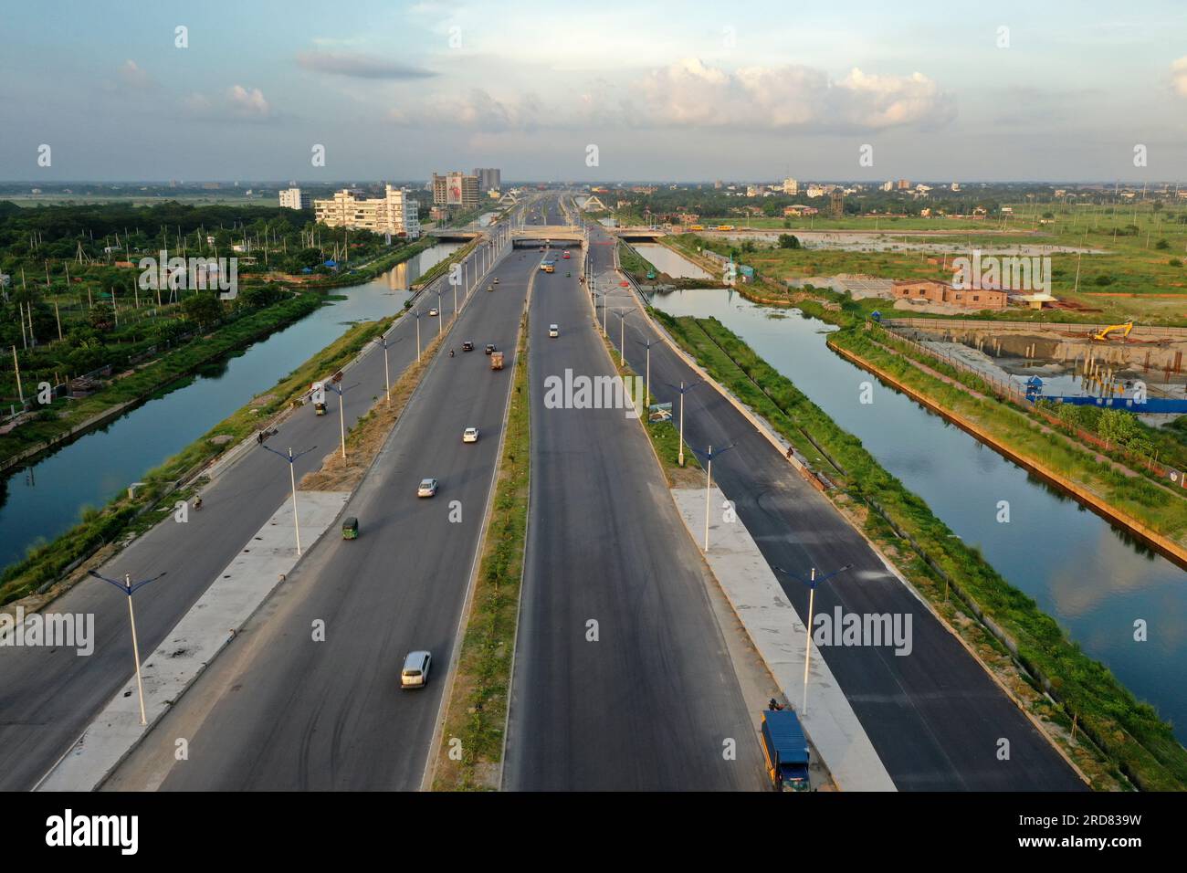 Dhaka, Bangladesh - 19 luglio 2023: La Purbachal Expressway (300 piedi di strada) è una superstrada lunga 12,5 chilometri e larga otto corsie a Dacca, Banglade Foto Stock