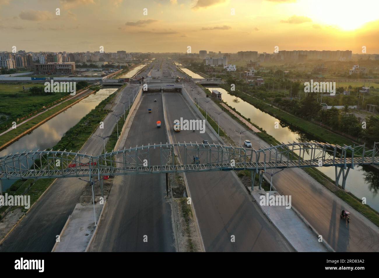 Dhaka, Bangladesh - 19 luglio 2023: La Purbachal Expressway (300 piedi di strada) è una superstrada lunga 12,5 chilometri e larga otto corsie a Dacca, Banglade Foto Stock
