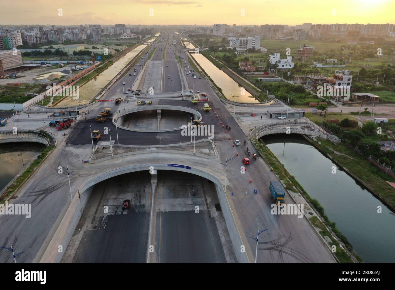 Dhaka, Bangladesh - 19 luglio 2023: La Purbachal Expressway (300 piedi di strada) è una superstrada lunga 12,5 chilometri e larga otto corsie a Dacca, Banglade Foto Stock
