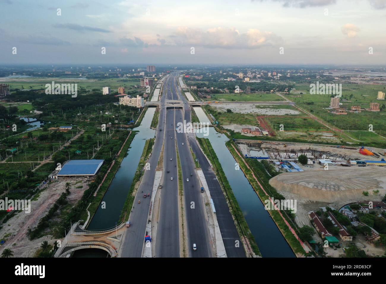 Dhaka, Bangladesh - 19 luglio 2023: La Purbachal Expressway (300 piedi di strada) è una superstrada lunga 12,5 chilometri e larga otto corsie a Dacca, Banglade Foto Stock