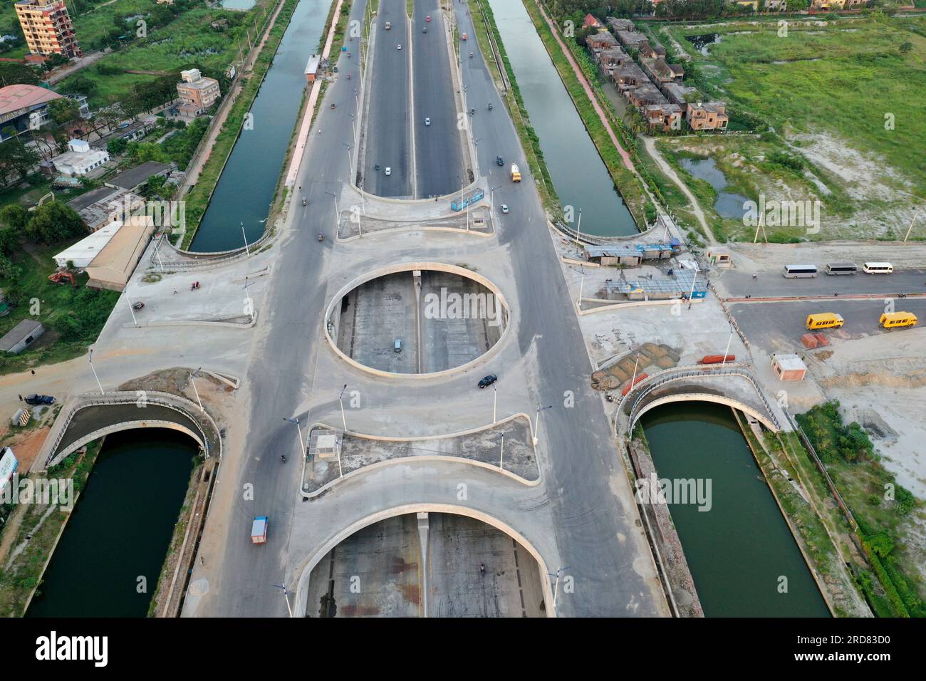 Dhaka, Bangladesh - 19 luglio 2023: La Purbachal Expressway (300 piedi di strada) è una superstrada lunga 12,5 chilometri e larga otto corsie a Dacca, Banglade Foto Stock