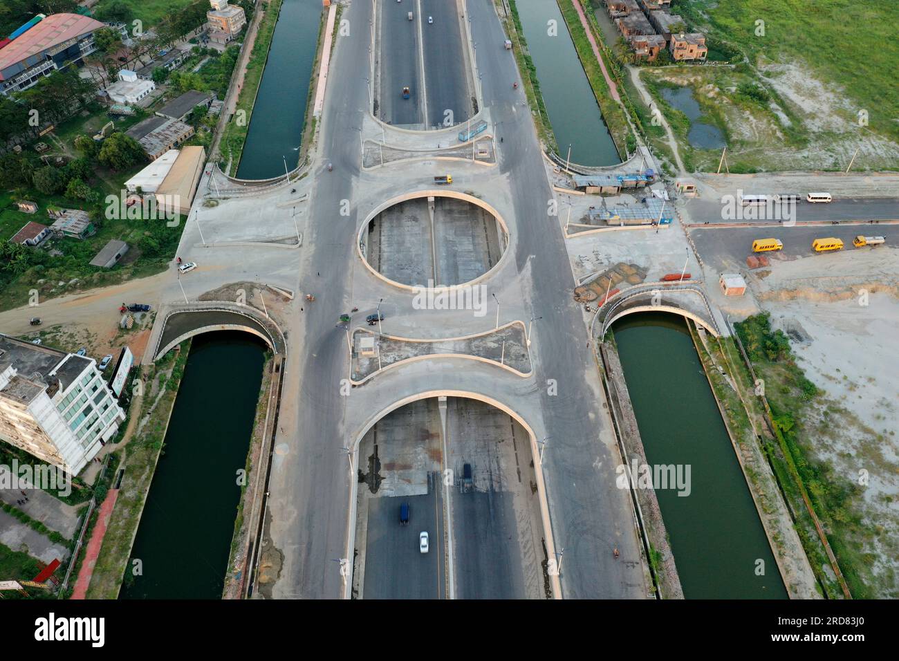 Dhaka, Bangladesh - 19 luglio 2023: La Purbachal Expressway (300 piedi di strada) è una superstrada lunga 12,5 chilometri e larga otto corsie a Dacca, Banglade Foto Stock