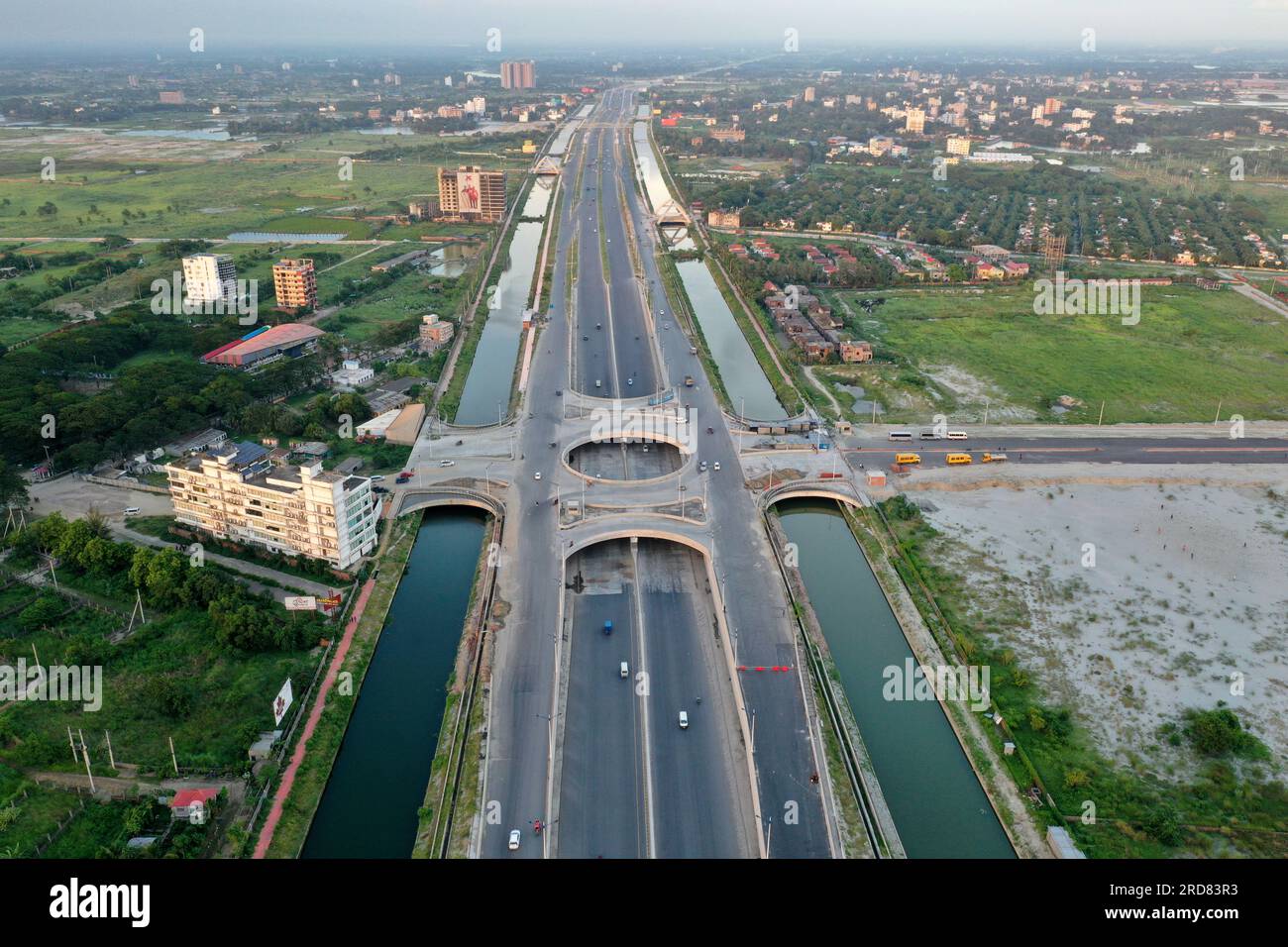 Dhaka, Bangladesh - 19 luglio 2023: La Purbachal Expressway (300 piedi di strada) è una superstrada lunga 12,5 chilometri e larga otto corsie a Dacca, Banglade Foto Stock