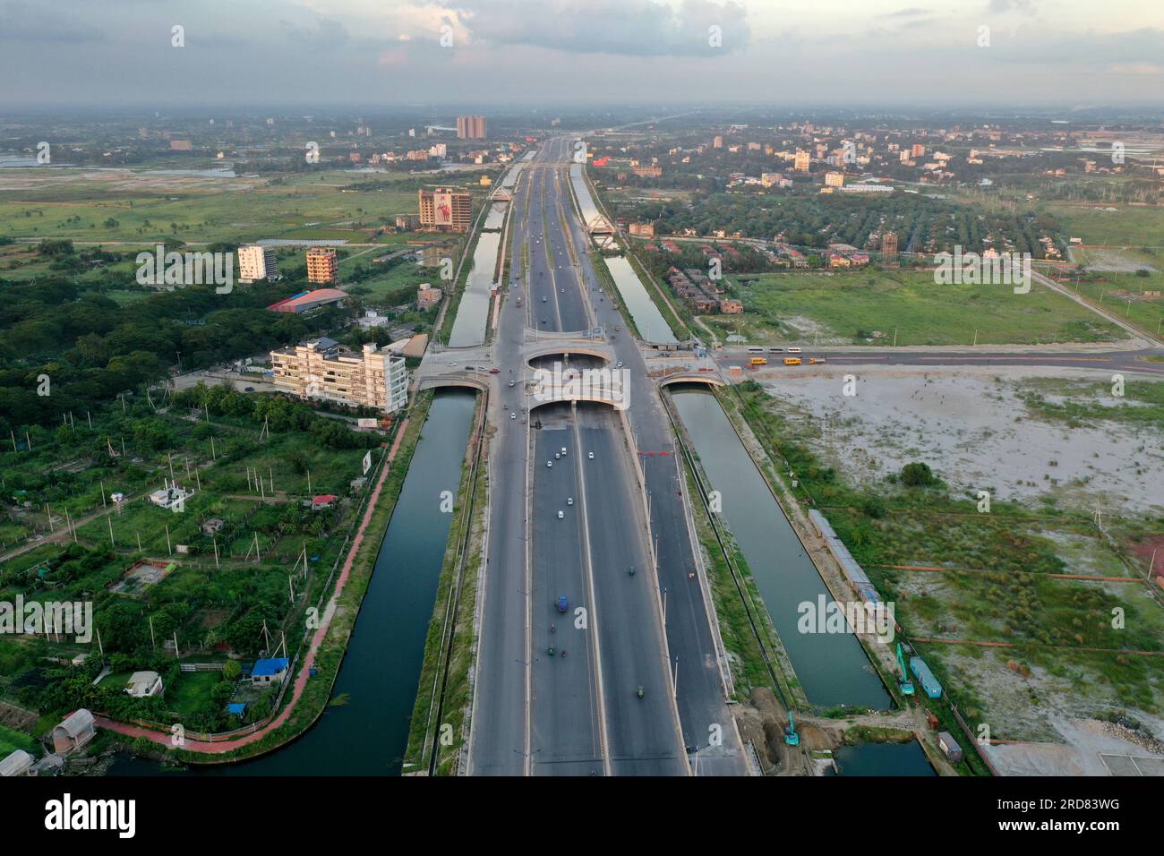 Dhaka, Bangladesh - 19 luglio 2023: La Purbachal Expressway (300 piedi di strada) è una superstrada lunga 12,5 chilometri e larga otto corsie a Dacca, Banglade Foto Stock