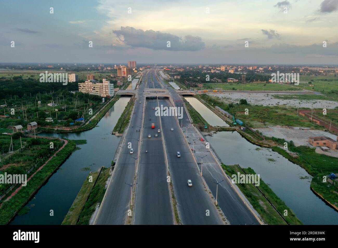 Dhaka, Bangladesh - 19 luglio 2023: La Purbachal Expressway (300 piedi di strada) è una superstrada lunga 12,5 chilometri e larga otto corsie a Dacca, Banglade Foto Stock