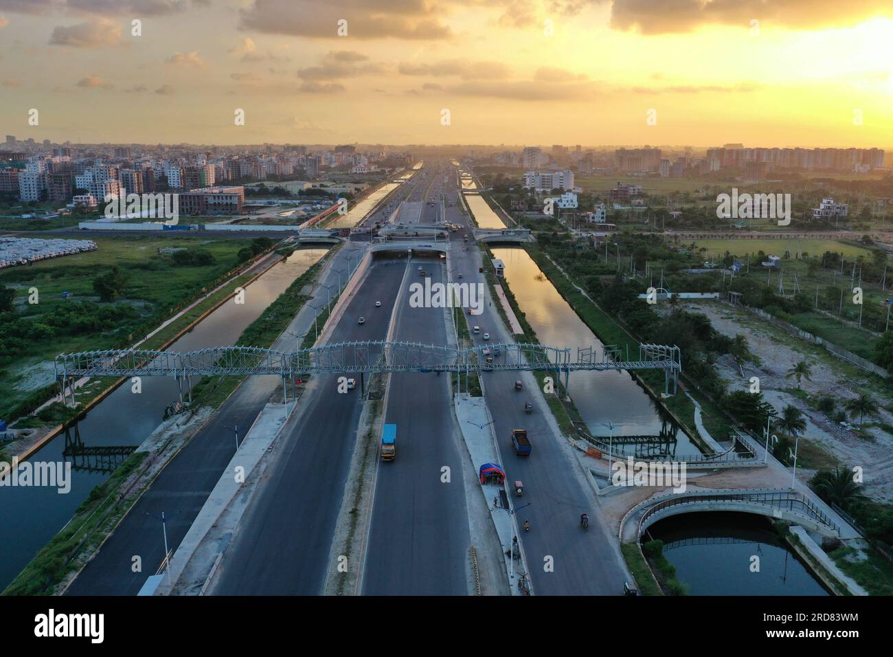 Dhaka, Bangladesh - 19 luglio 2023: La Purbachal Expressway (300 piedi di strada) è una superstrada lunga 12,5 chilometri e larga otto corsie a Dacca, Banglade Foto Stock