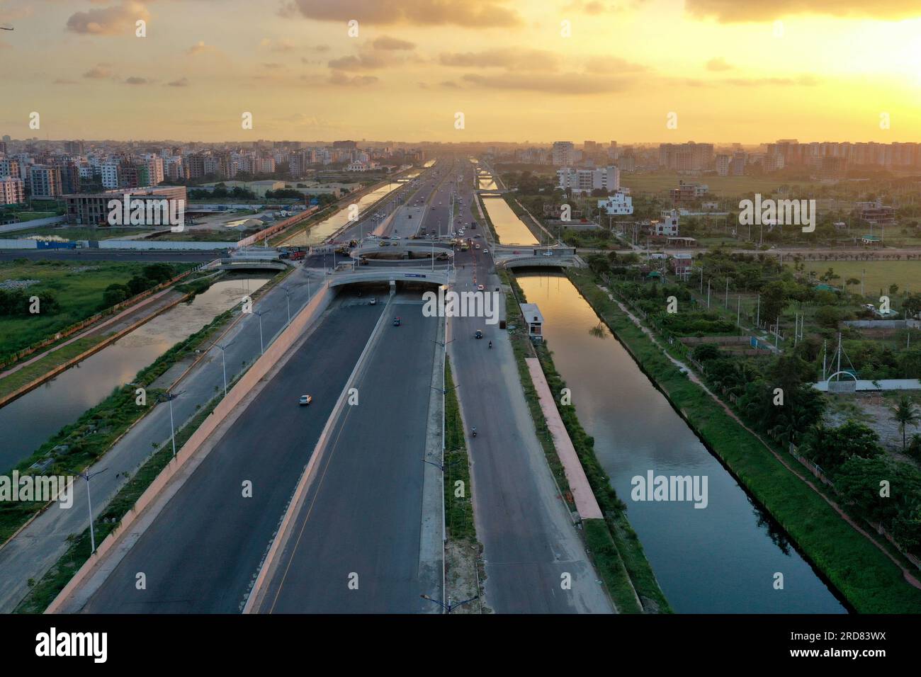 Dhaka, Bangladesh - 19 luglio 2023: La Purbachal Expressway (300 piedi di strada) è una superstrada lunga 12,5 chilometri e larga otto corsie a Dacca, Banglade Foto Stock