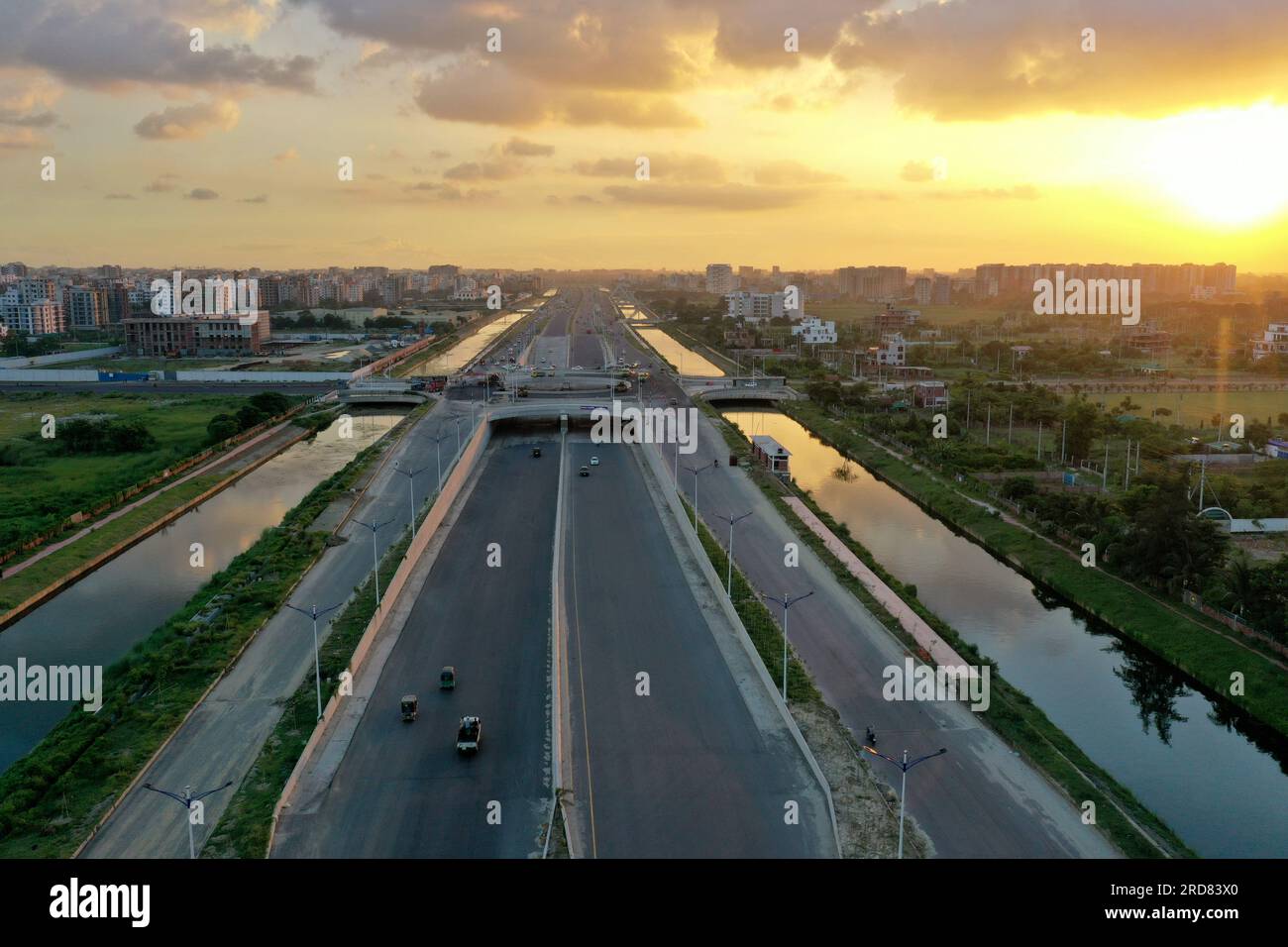 Dhaka, Bangladesh - 19 luglio 2023: La Purbachal Expressway (300 piedi di strada) è una superstrada lunga 12,5 chilometri e larga otto corsie a Dacca, Banglade Foto Stock