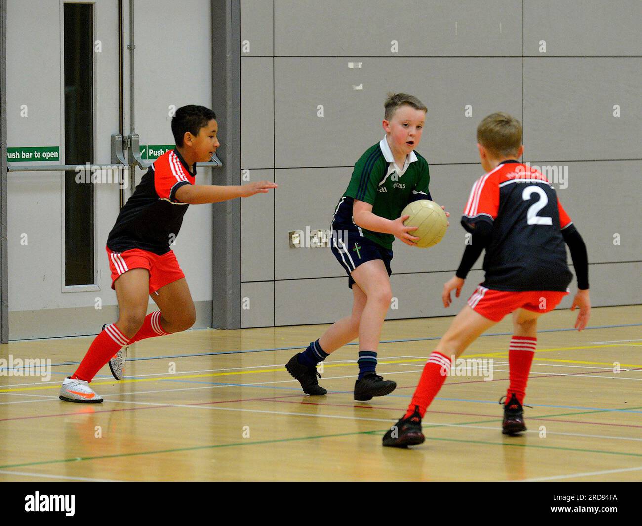 I ragazzi partecipano alle finali di calcio gaelico Derry Primary Schools 2023, a Derry, Irlanda del Nord. Foto: George Sweeney/Alamy Stock Photo Foto Stock