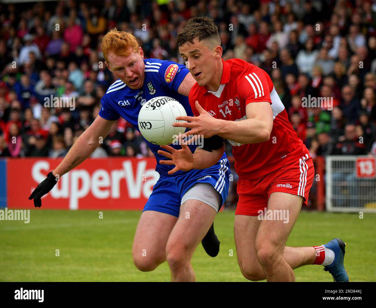 Shane McGuigan di Derry protegge la palla da Ryan o'Toole di Monaghan durante la partita al Celtic Park di Derry. Foto: George Sweeney/Alamy Stock Photo Foto Stock