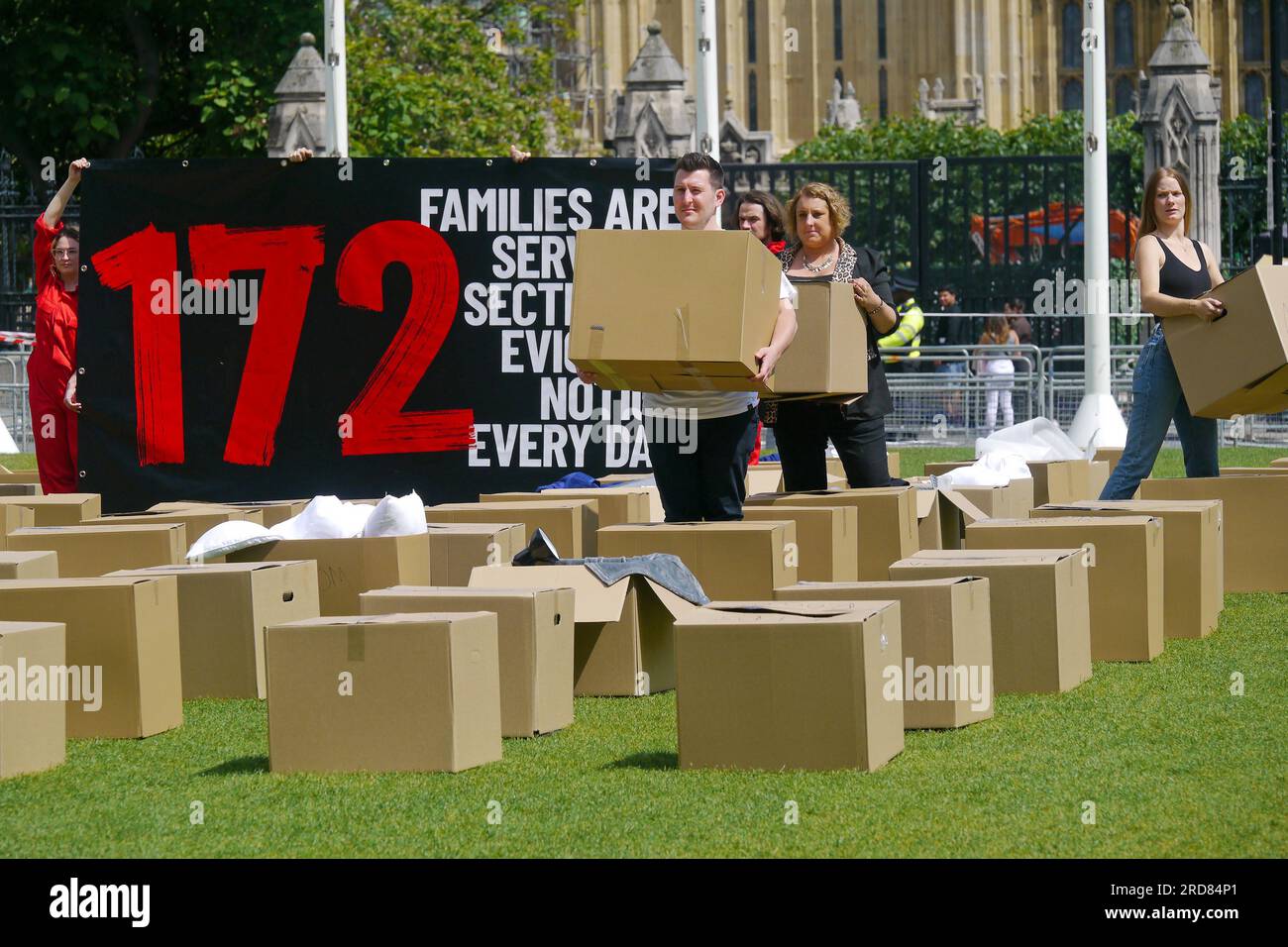 Londra, Regno Unito, 19 luglio 2023 The Housing and Homeless Charity SHELTER tengono una protesta in Parliament Square di fronte alle Houses of Parliament. Un totale di 172 famiglie private in affitto in Inghilterra al giorno sono servite con un avviso di sfratto senza colpa da parte del loro padrone di casa, secondo un sondaggio. Queste scatole di cartone rappresentano la loro vita a lungo termine. Crediti: JOHNNY ARMSTEAD/Alamy Live News Foto Stock