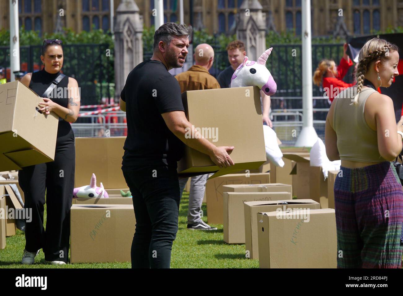 Londra, Regno Unito. 19 luglio 2023. Un totale di 172 famiglie private in affitto in Inghilterra al giorno sono servite con un avviso di sfratto senza colpa da parte del loro padrone di casa, secondo un sondaggio. Queste scatole di cartone rappresentano la loro vita a lungo termine. Crediti: JOHNNY ARMSTEAD/Alamy Live News Foto Stock