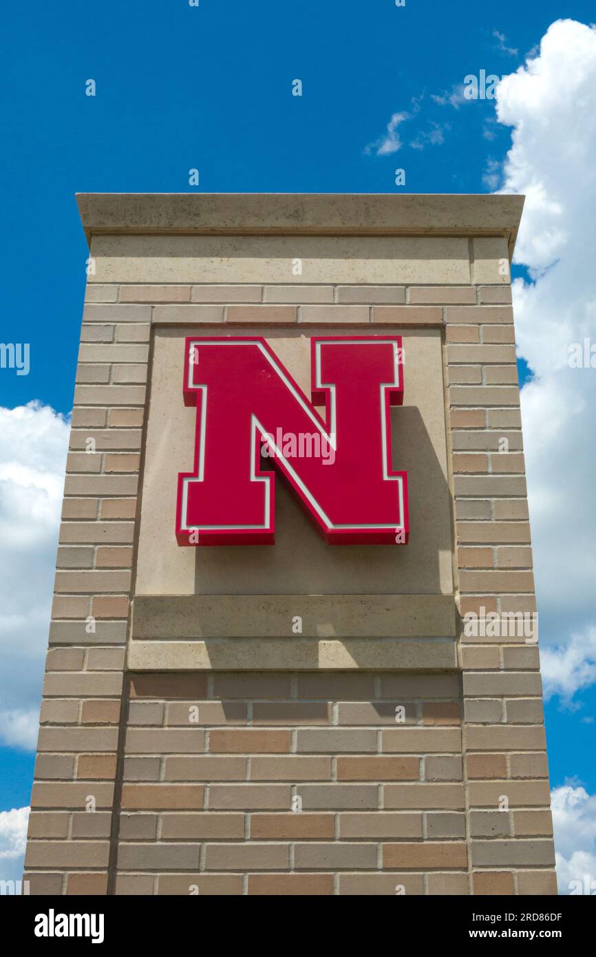 LINCOLN, ne, USA - 22 GIUGNO 2023: Muro d'ingresso nel campus dell'Università del Nebraska. Foto Stock