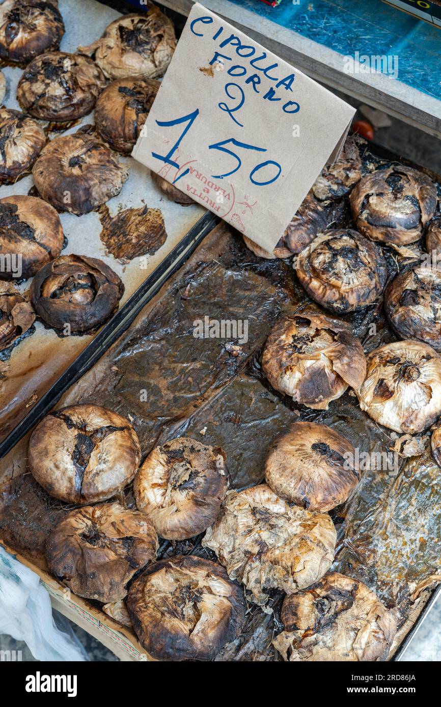 Cipolle italiane al forno (traduzione: cipolla forno) vendute in un mercato in Italia, verticale Foto Stock