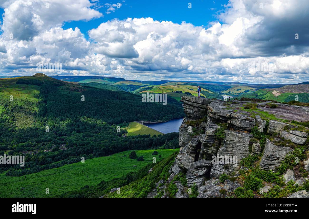 Solitaria escursionista femminile nella popolare destinazione di Bamford Edge sopra Ladybower Reservoir, Derbyshire, The Peak District, Regno Unito Foto Stock
