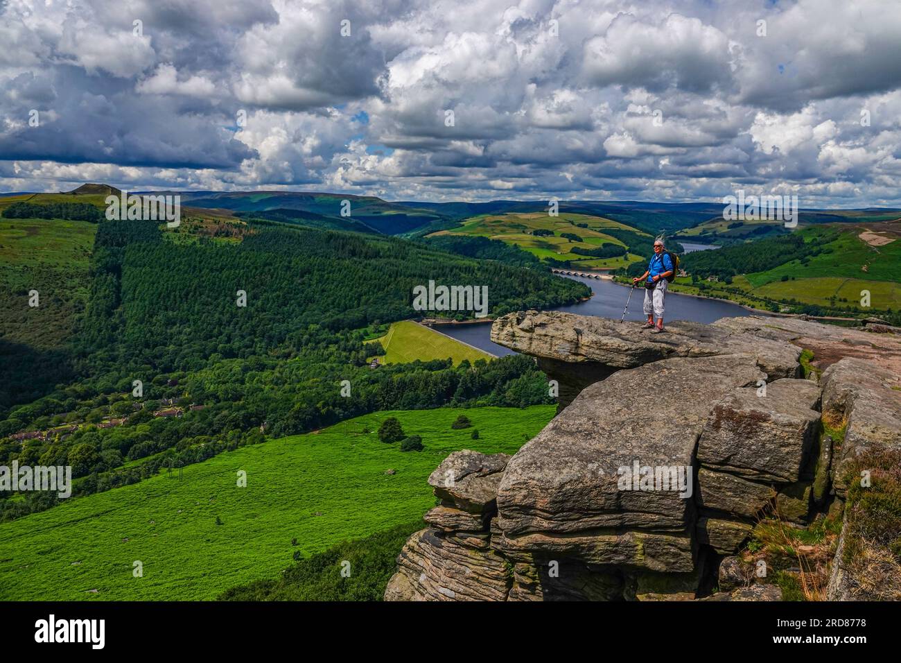 Solitaria escursionista femminile nella popolare destinazione di Bamford Edge sopra Ladybower Reservoir, Derbyshire, The Peak District, Regno Unito Foto Stock