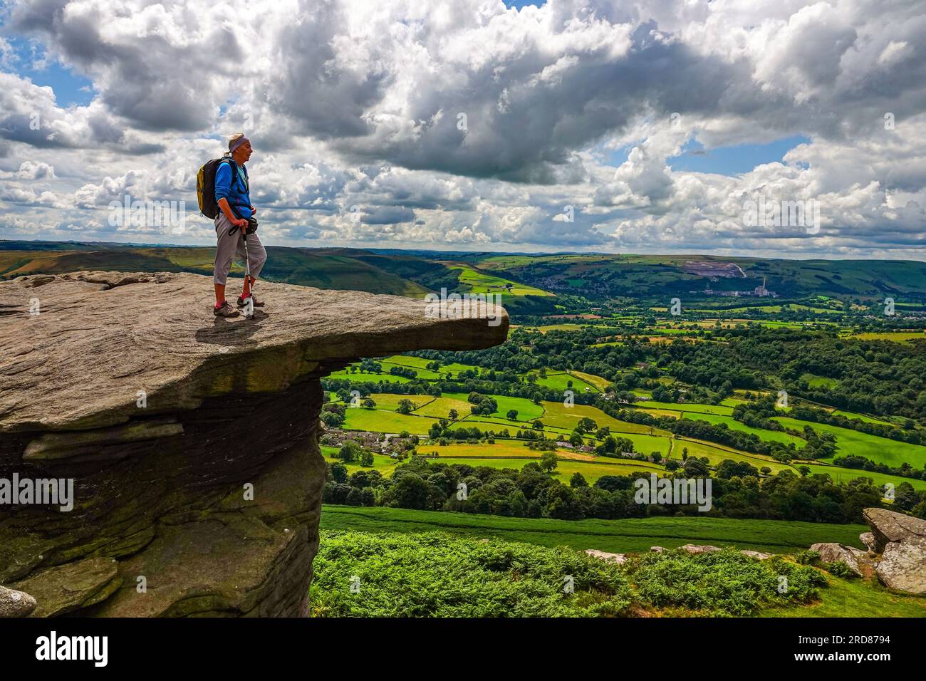 Solitaria escursionista femminile nella popolare destinazione di Bamford Edge sopra Ladybower Reservoir, Derbyshire, The Peak District, Regno Unito Foto Stock