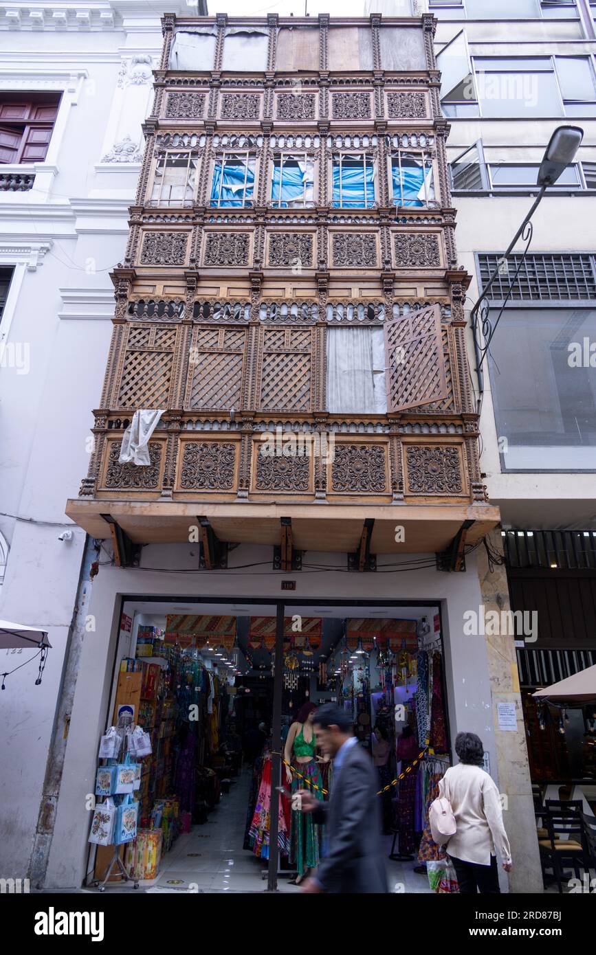 Balconi in legno tradizionali, centro storico, Lima, Perù Foto Stock