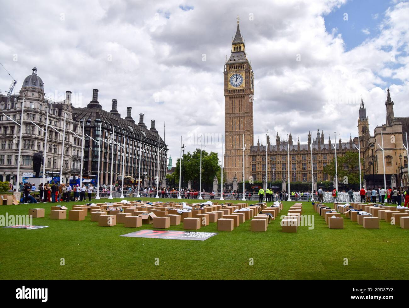 Londra, Regno Unito. 19 luglio 2023. Gli attivisti dell'associazione di beneficenza Shelter hanno rivestito Parliament Square con scatole di articoli per la casa, contrassegnate con "salotto", "cucina", ecc., chiedendo al governo di consegnare un Renters Reform Bill che elimini gli sfratti "senza colpa" della sezione 21 e renda l'affitto più equo. Credito: Vuk Valcic/Alamy Live News Foto Stock