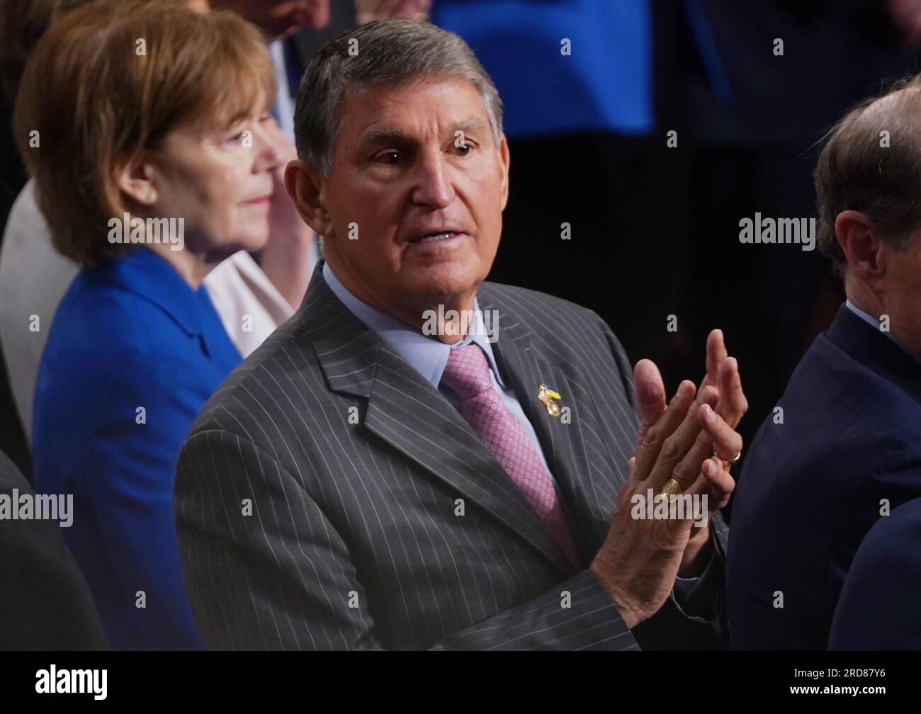 Washington, Stati Uniti. 19 luglio 2023. Il senatore Joe Manchin, D-WV, applaude quando il presidente israeliano Isaac Herzog arriva per affrontare una riunione congiunta del Congresso negli Stati Uniti Capitol a Washington DC, mercoledì 19 luglio 2023. Il discorso ha lo scopo di commemorare il 75° anniversario dello stato di Israele e di riaffermare le relazioni tra Stati Uniti e Israele. Foto di Bonnie Cash/UPI . Crediti: UPI/Alamy Live News Foto Stock