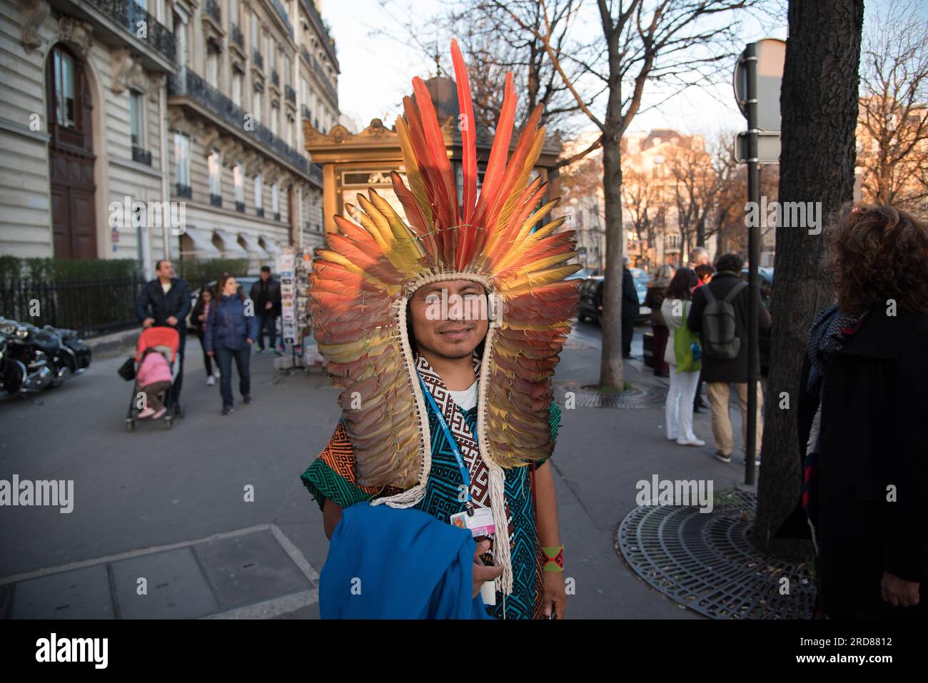 Jose de Lima Kaxinawa, représentant de la communauté amérindienne brésilienne Kaxinawa, aperque sur l'avenue Montaigne, à Paris, le 7 décembre 2015. Foto Stock