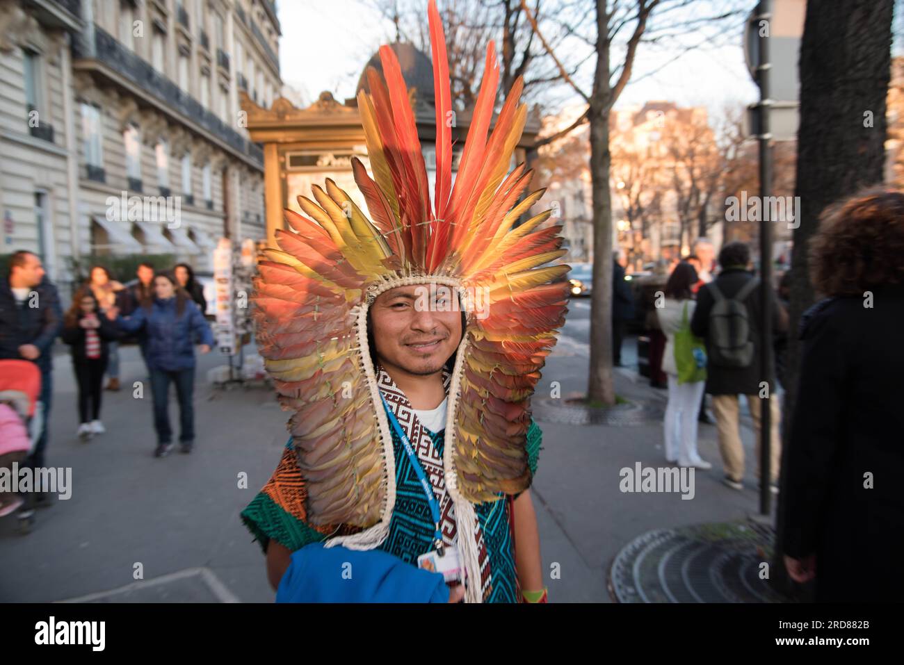 Jose de Lima Kaxinawa, représentant de la communauté amérindienne brésilienne Kaxinawa, aperque sur l'avenue Montaigne, à Paris, le 7 décembre 2015. Foto Stock