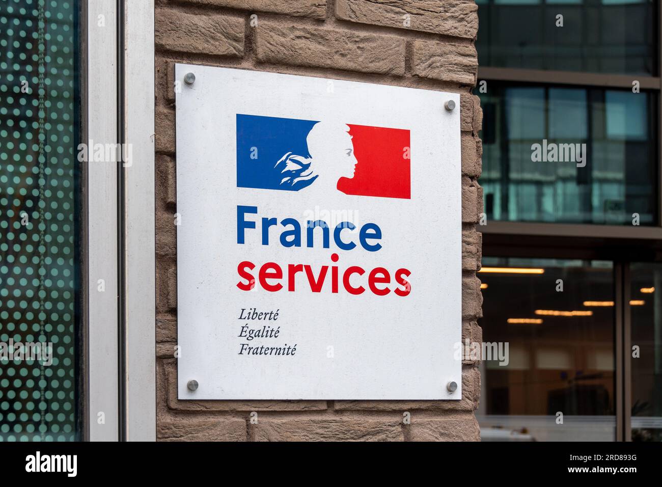 Segno di uno spazio France Services, una struttura francese che consente al pubblico di accedere a un servizio locale e di beneficiare del sostegno amministrativo Foto Stock