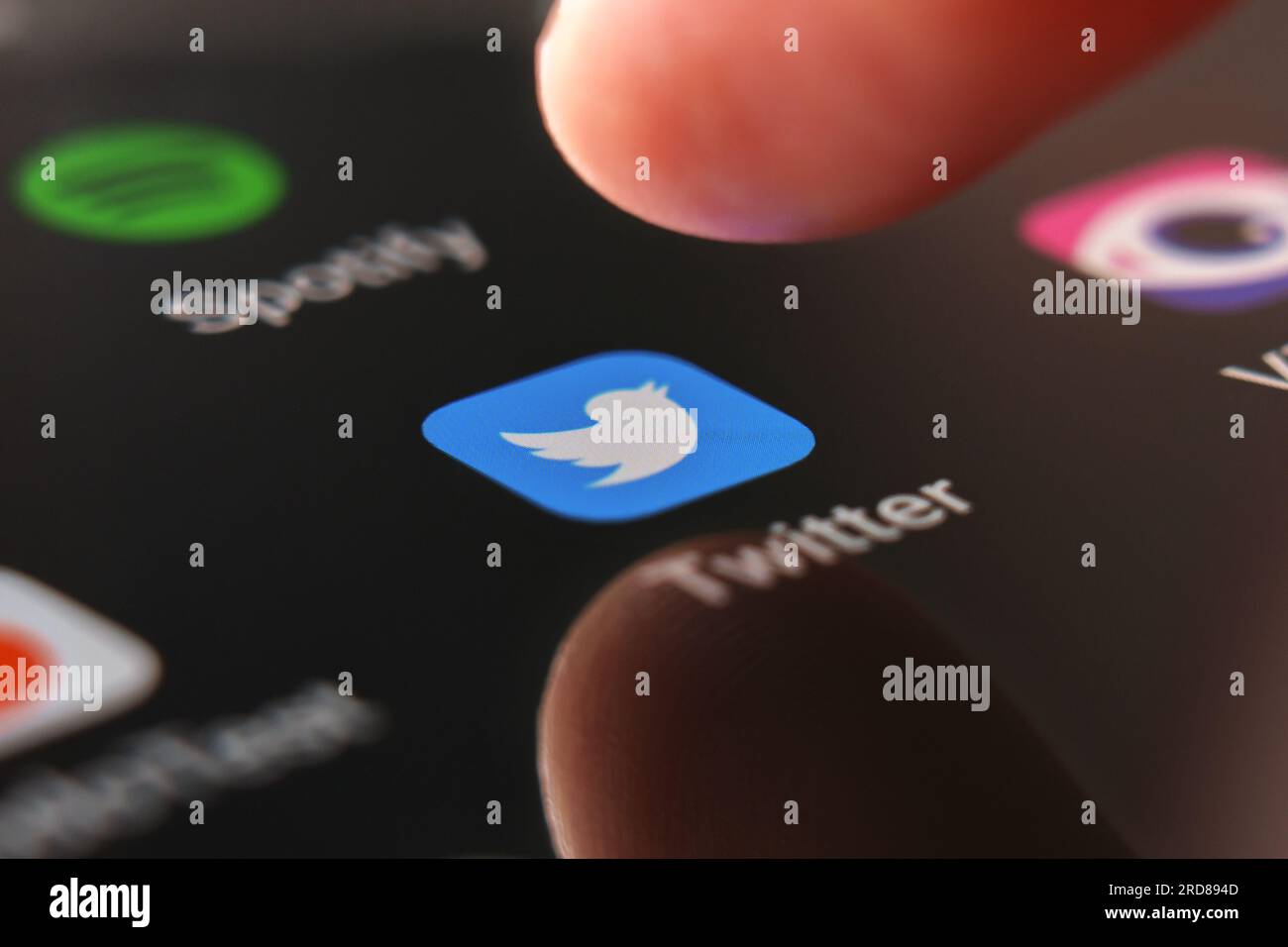 Oviedo, Spagna - 4 luglio 2023: Logo dell'applicazione Twitter sullo schermo dello smartphone con il dito premuto. Social network globale Foto Stock