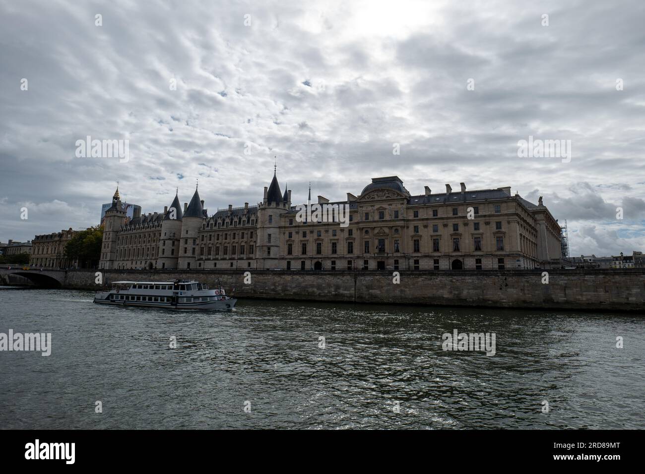 Parigi, Île-de-France, Francia - 27 ottobre 2022: Barca con i turisti nella Senna che attraversa la metropoli di Parigi contro la missione Île de la Cit Foto Stock