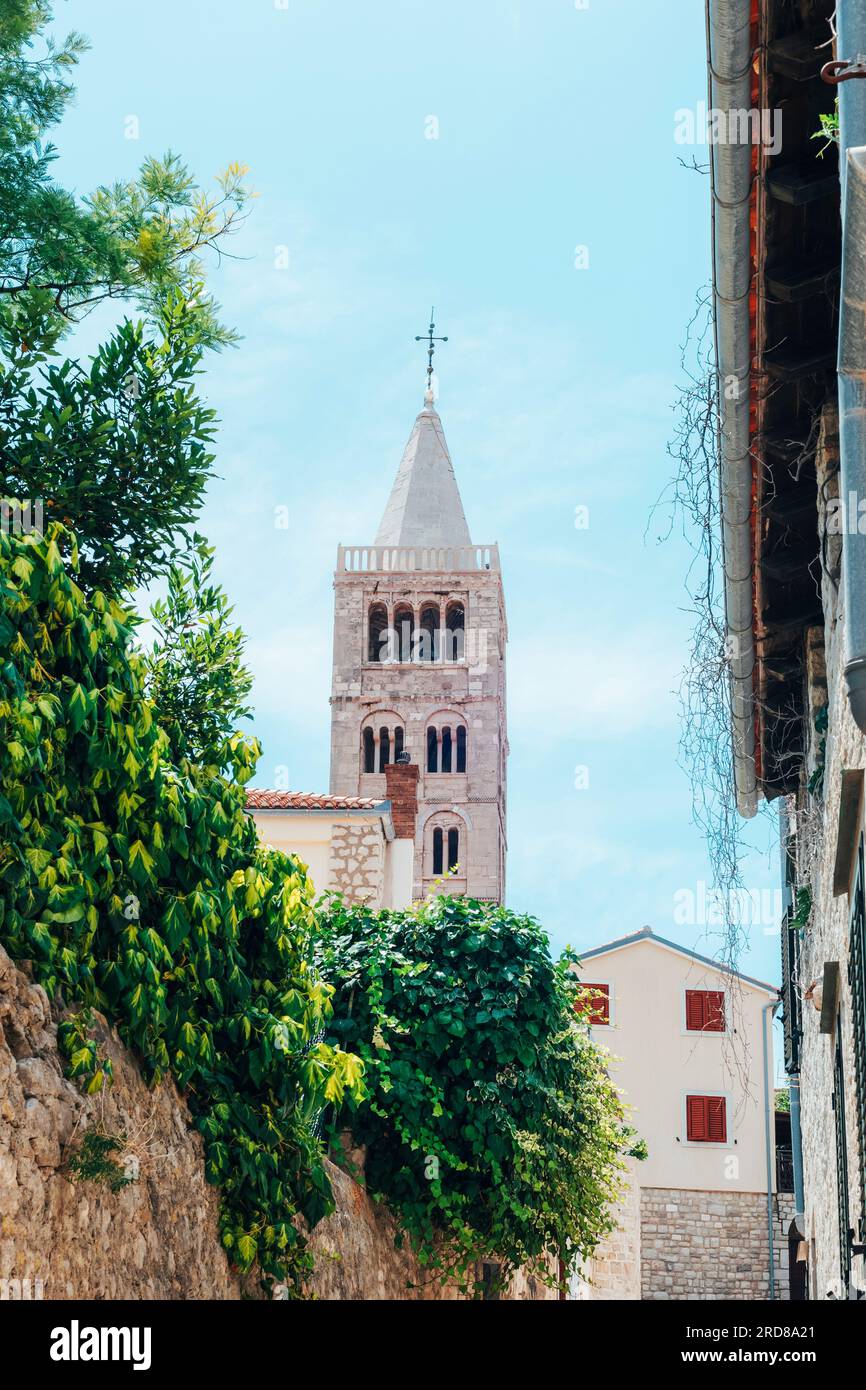 Campanile di St. La chiesa di Maria e la strada stretta della città vecchia di Rab sull'isola di Rab, Croazia. Foto Stock
