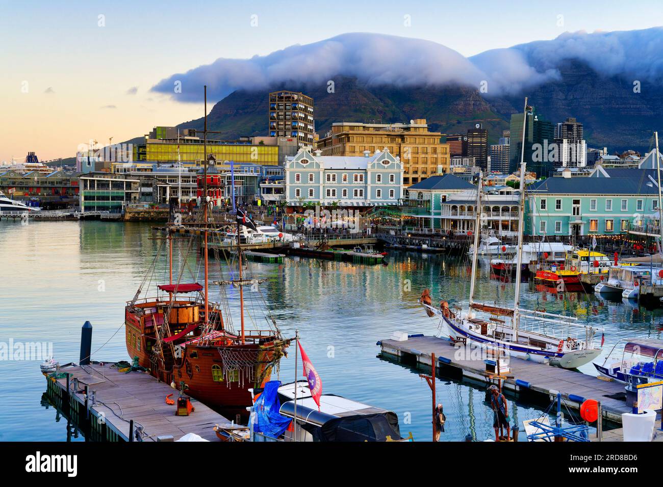 Victoria and Alfred Waterfront e porto al tramonto, città del Capo, Sudafrica, Africa Foto Stock