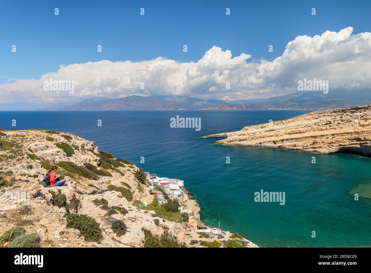 Turista che gode della vista della baia di Matala, Iraklion, Creta, Isole greche, Grecia, Europa Foto Stock