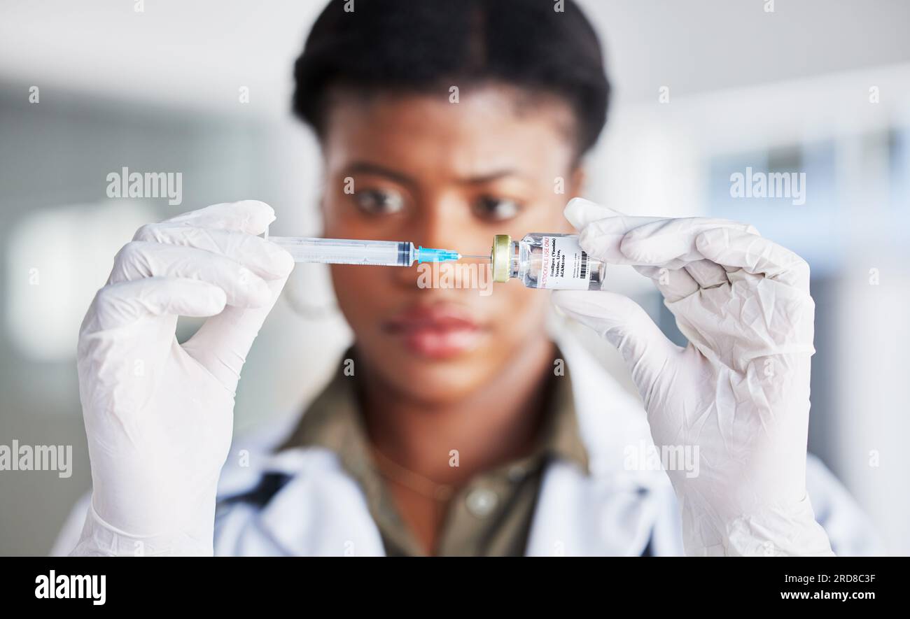 Bottiglia di vaccino, ago e medico per la sicurezza, la sanità e la medicina del vaiolo. Primo piano, mani di donna e preparare la vaccinazione, l'iniezione di virus e. Foto Stock