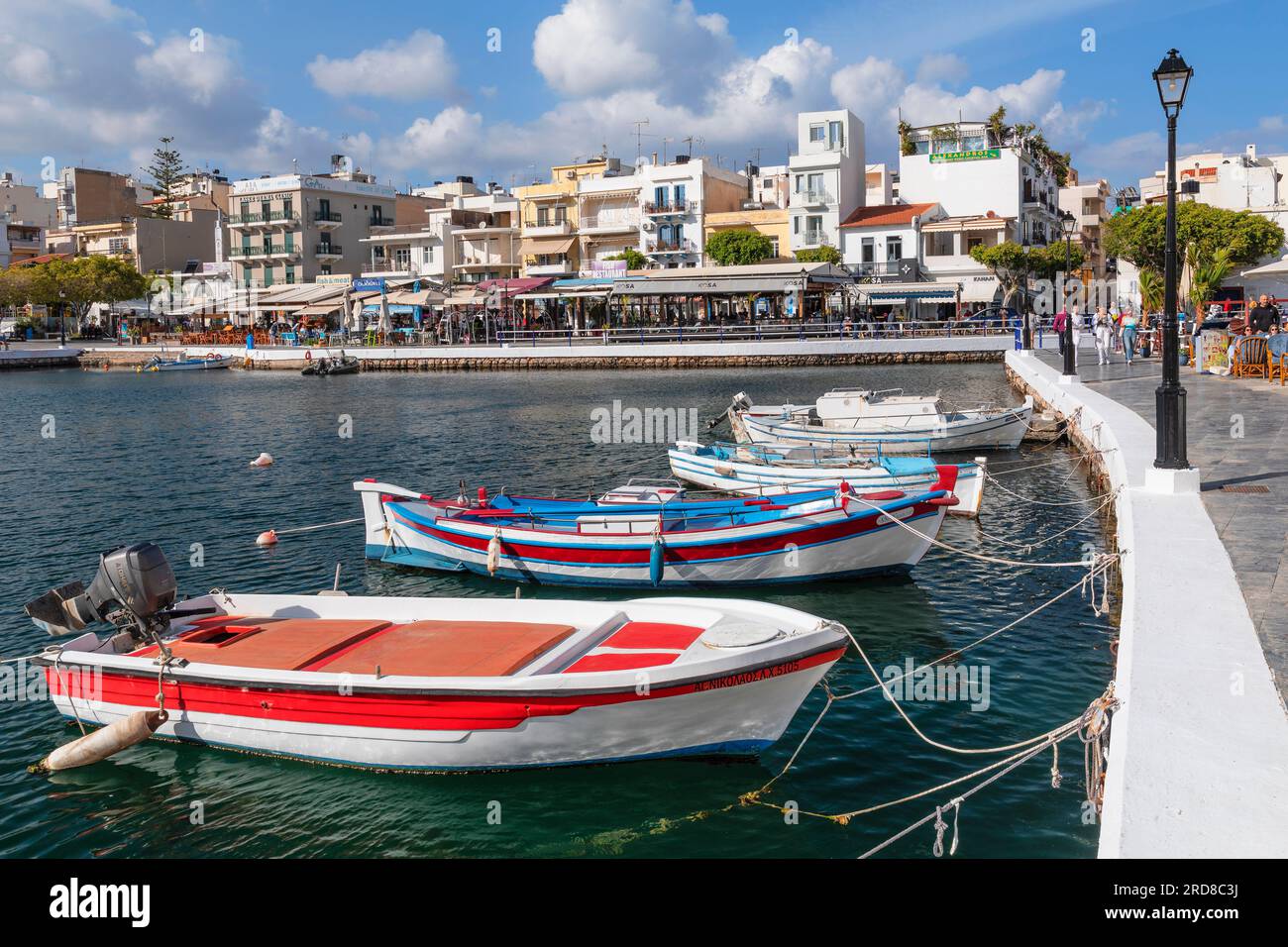 Barche da pesca sul lungomare del lago Voulismeni, Agios Nikolaos, Lasithi, Creta, isole greche, Grecia, Europa Foto Stock