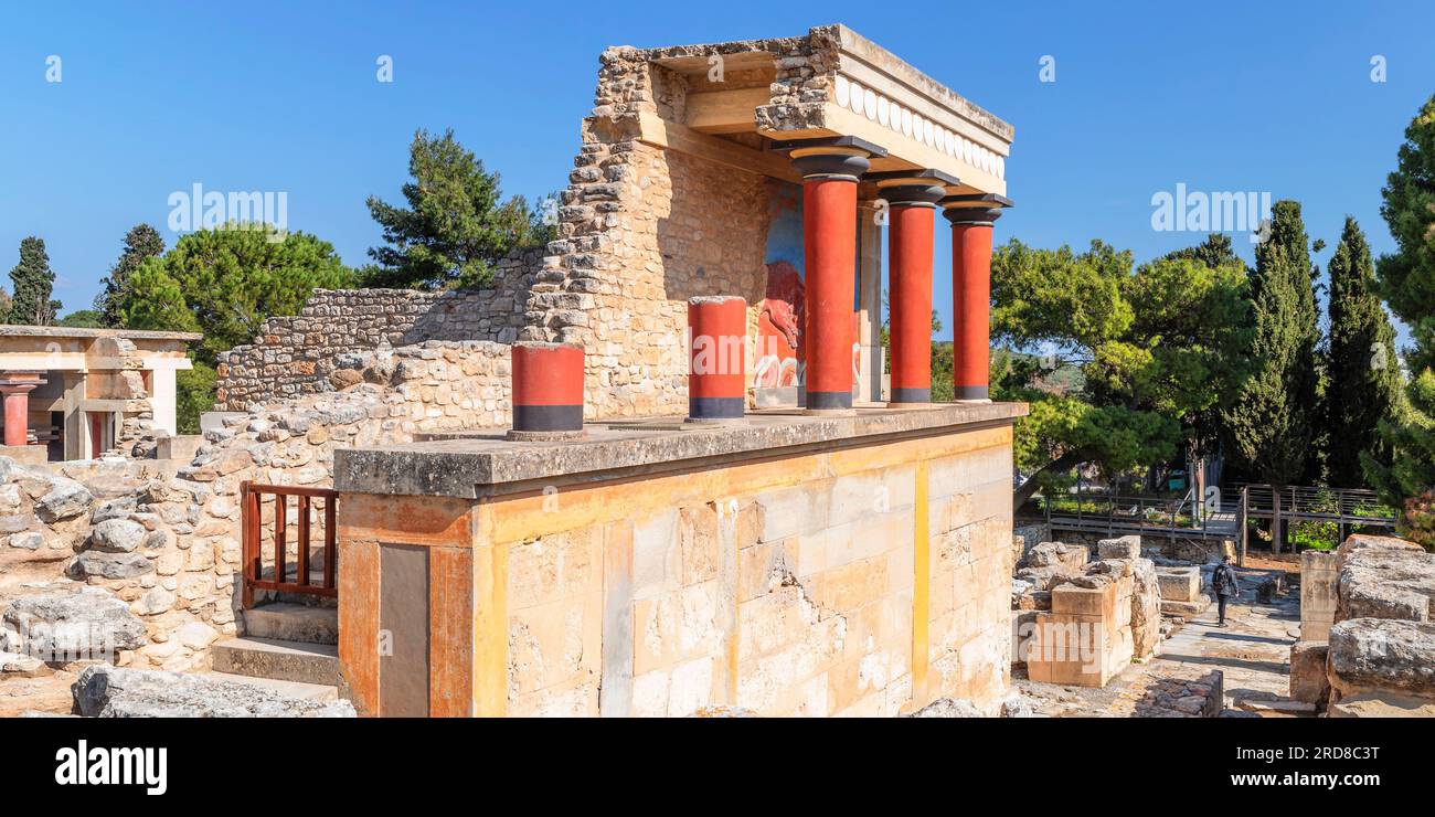 Palazzo di Minos, ingresso nord restaurato, antica città di Cnosso, Iraklion, Creta, Isole greche, Grecia, Europa Foto Stock