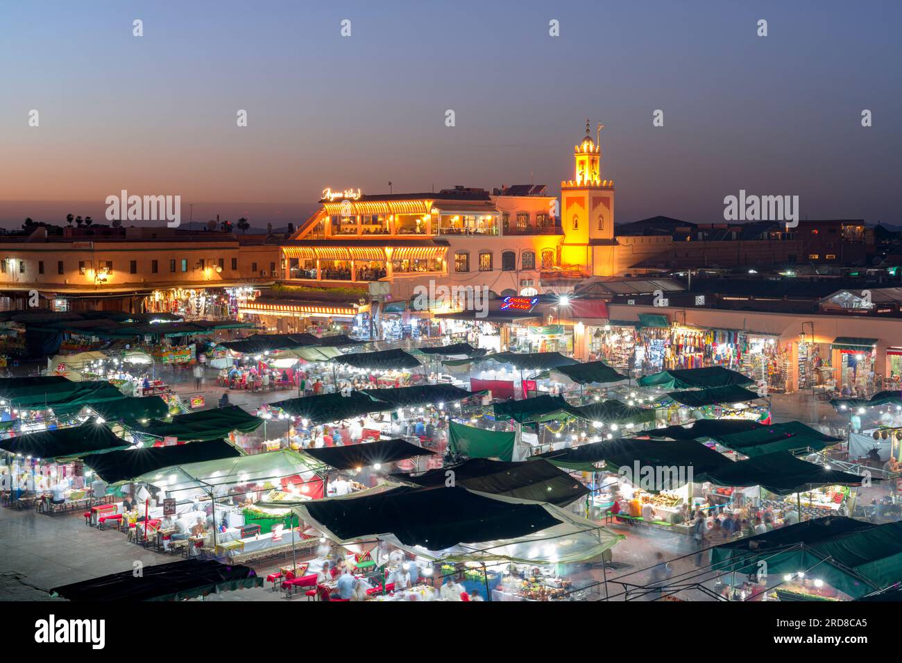 Il crepuscolo illumina gli iconici mercati di piazza Jemaa el Fna, sito patrimonio dell'umanità dell'UNESCO, Marrakech, Marocco, Nord Africa e Africa Foto Stock